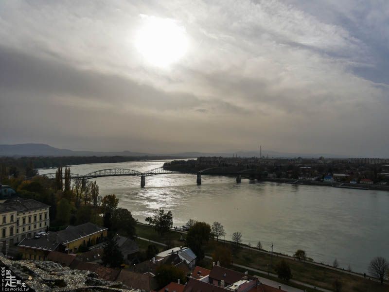 匈牙利 與 斯洛伐克 只有一河之隔的厄斯特貢(Esztergom)