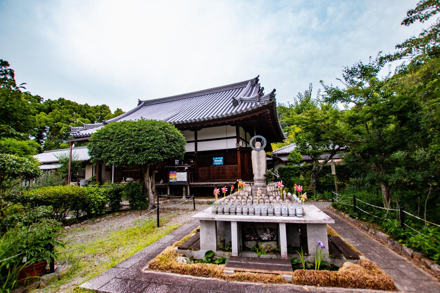 寺中收藏有惠心僧都自畫像及「山越來迎阿彌陀如來圖」