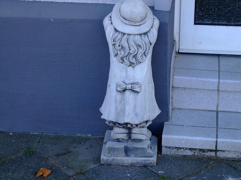 拍攝於某戶人家門口前的小雕像，捉迷藏？可愛但不太懂用意。