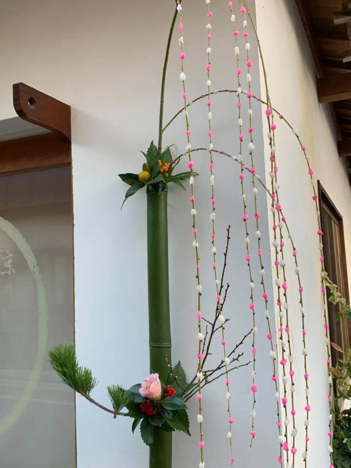店家前裝飾紅白餅花華麗可愛