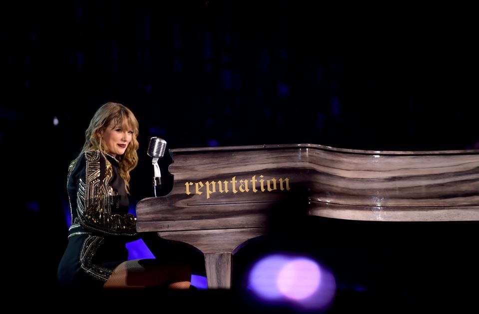 ARLINGTON, TX - OCTOBER 05: Taylor Swift performs onstage during the reputation Stadium Tour at AT&T Stadium on October 5, 2018 in Arlington, Texas. (Photo by Matt Winkelmeyer/TAS18/Getty Images for TAS)