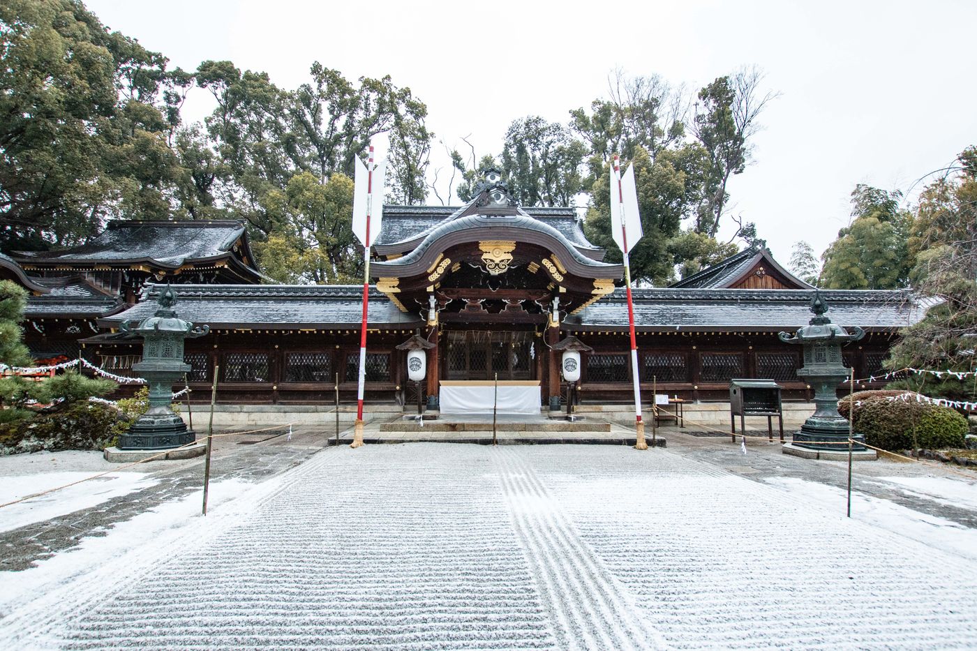 中御座 大己貴命(おおなむちのみこと) 東御座 事代主命(ことしろぬしのみこと) 西御座 奇稲田姫命(くしなだひめのみこと)