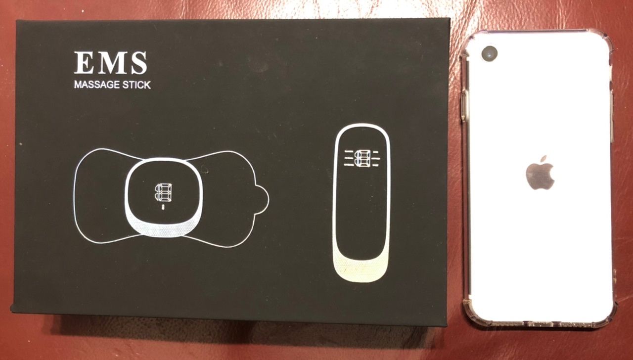 黑色小盒子，和 iPhone 對比