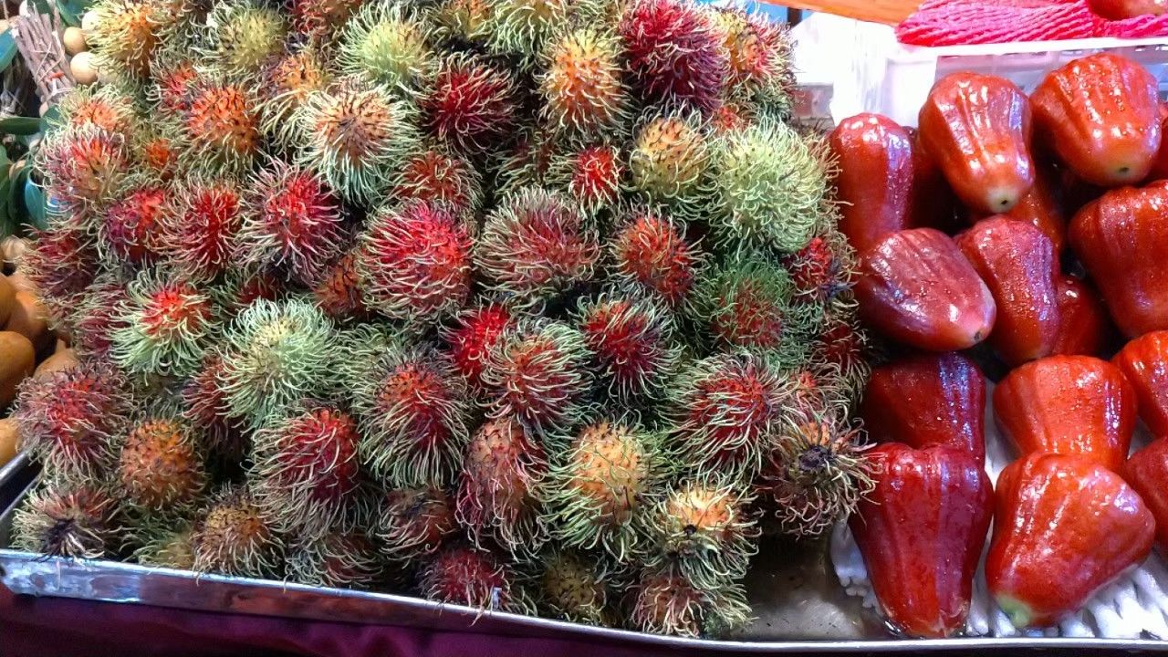 逛泰國市集時，我第一次看見紅毛丹（左邊毛毛的那個）。