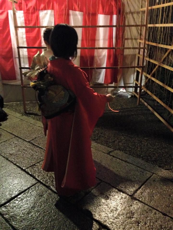 八坂神社 白朮祭 快速轉著火神的當地小女孩