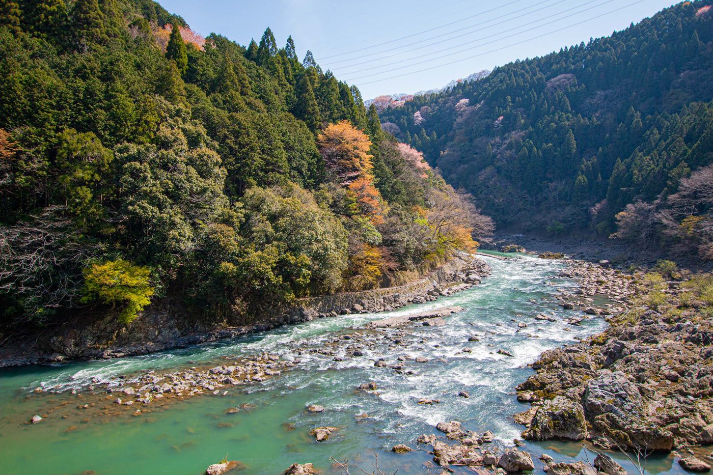 激流奔騰,兩岸山景遼闊