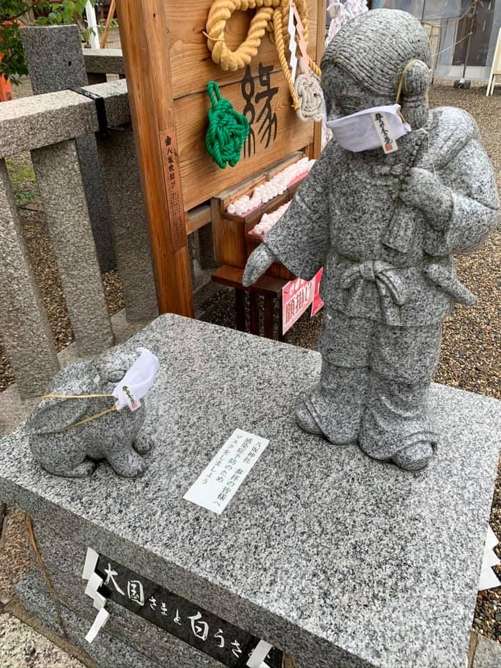2020.7 戴上覆面口罩的醫神大國主命及白兔。 連日大雨淋得濕透,經過時不禁想為他們打傘。