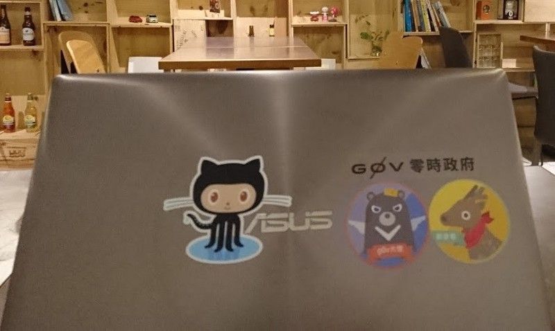 我與Astrohackers in Taiwan社群的另一位共同創辦人陳正忠在咖啡廳hack天文相關的開源專案。筆電蓋上左邊的GitHub章魚貓貼紙是我在Astro Hack Week所領取到的，而右邊的貼紙則來自g0v黑客松。