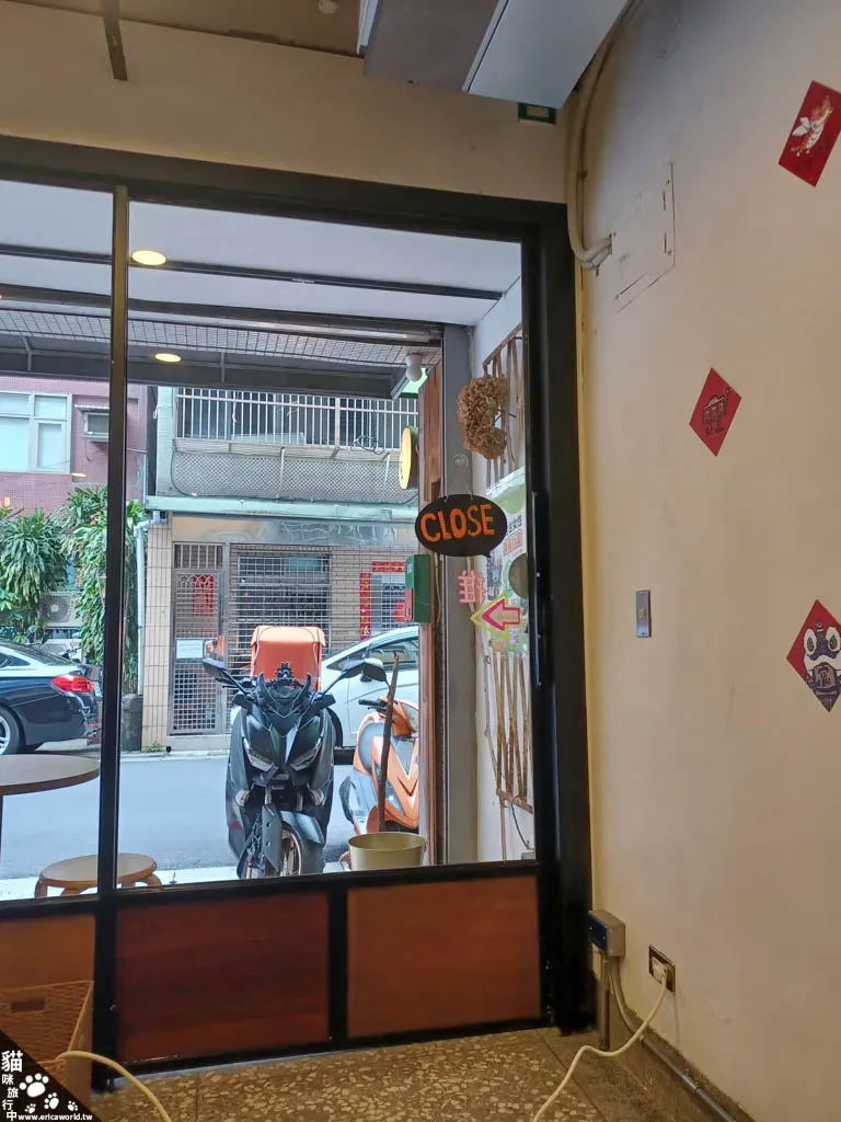 咖啡廳 肉桂捲 復古風 玻璃窗
